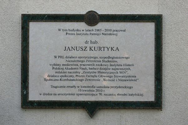 The plaque commemorating Professor Janusz Kurtyka