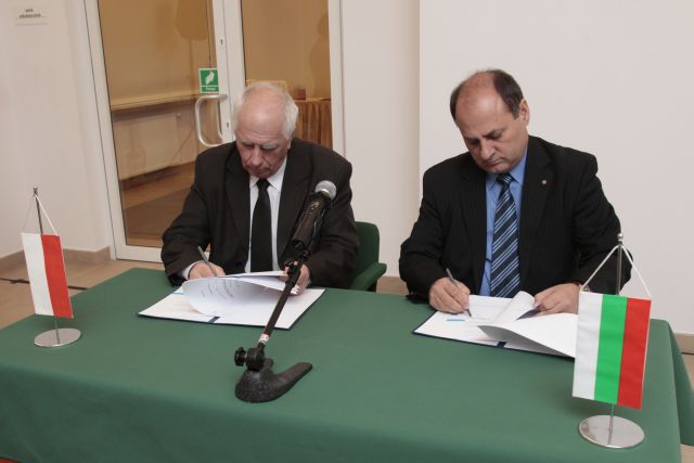 Mr. Gryciuk and Mr. Kostadinov signing the bilateral agreement