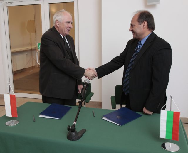 Mr. Gryciuk and Mr. Kostadinov signing the bilateral agreement